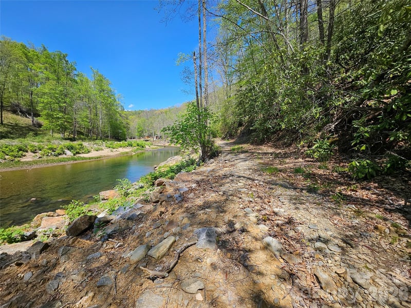 465 Paradise Ln, Burnsville, NC 28714