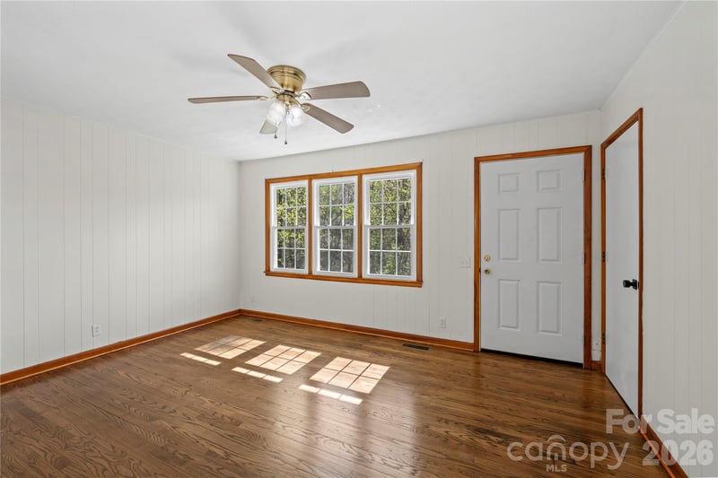 121 Dale Earnhardt Dr, Burnsville, NC 28714