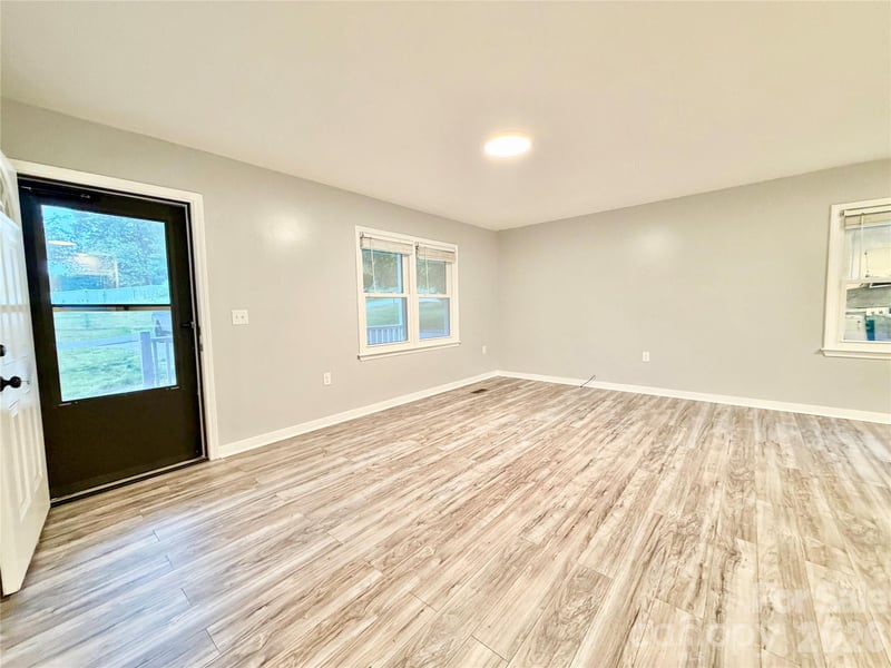 1586 Kenlane Dr, Hickory, NC 28601