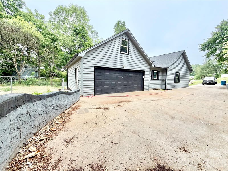 1586 Kenlane Dr, Hickory, NC 28601