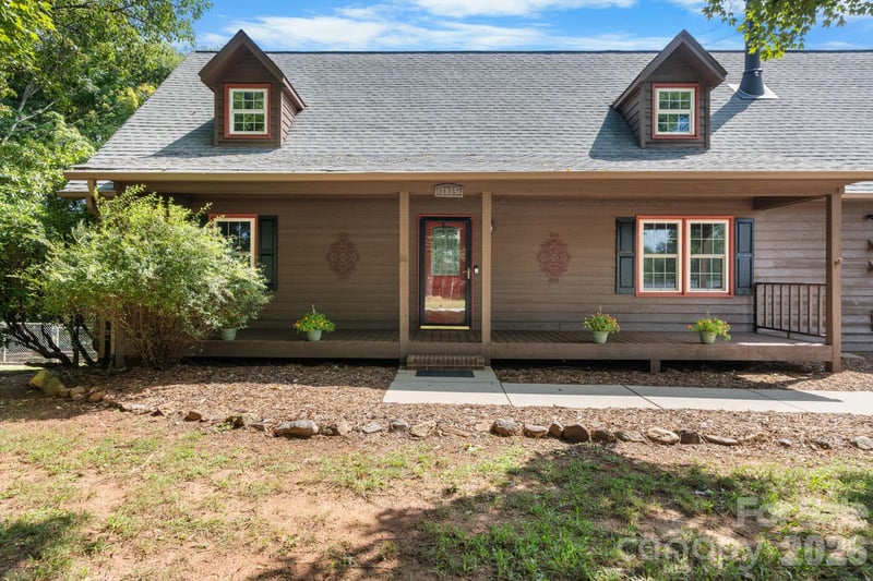 2025 34th Avenue Dr NE, Hickory, NC 28601