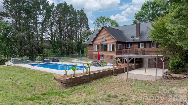 2025 34th Avenue Dr, Hickory, NC 28601