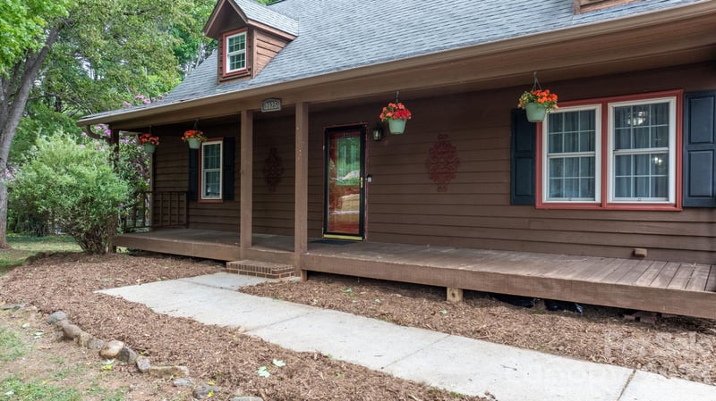 2025 34th Avenue Dr, Hickory, NC 28601