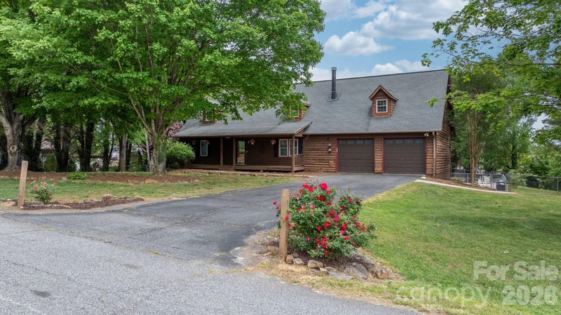 2025 34th Avenue Dr, Hickory, NC 28601