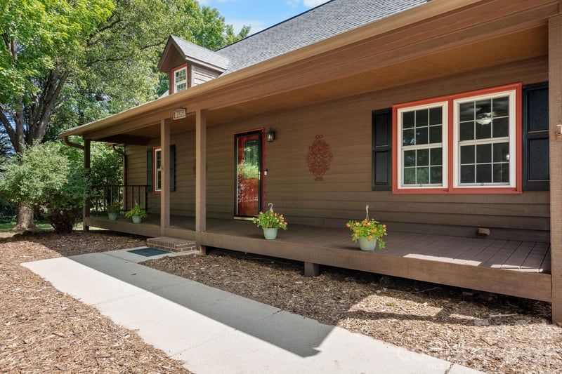 2025 34th Avenue Dr NE, Hickory, NC 28601