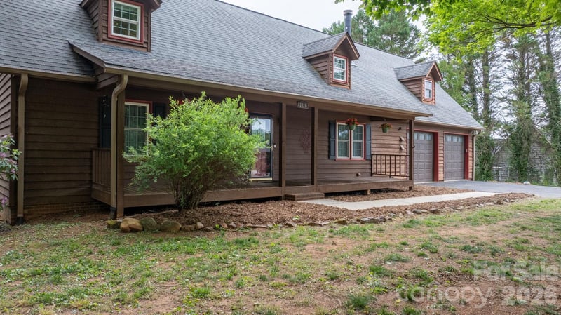 2025 34th Avenue Dr, Hickory, NC 28601