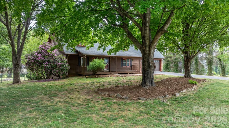 2025 34th Avenue Dr, Hickory, NC 28601