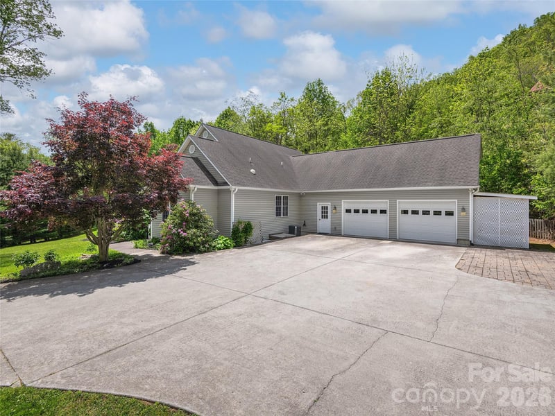 224 Hydrangea Dr, Waynesville, NC 28785