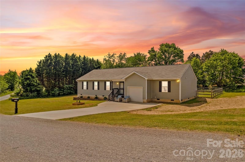 104 Sandtrap Dr, Statesville, NC 28677
