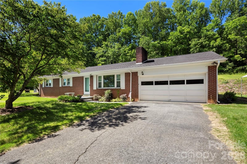 83 Honeysuckle Ln, Burnsville, NC 28714