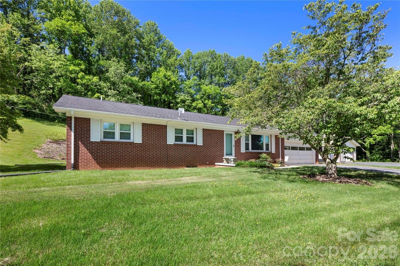 83 Honeysuckle Ln, Burnsville, NC 28714