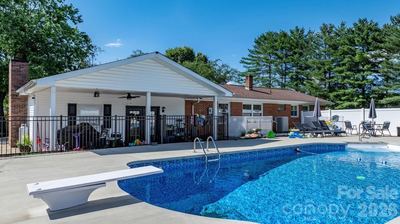 2596 Sweetbriar Cir, Lenoir, NC 28645