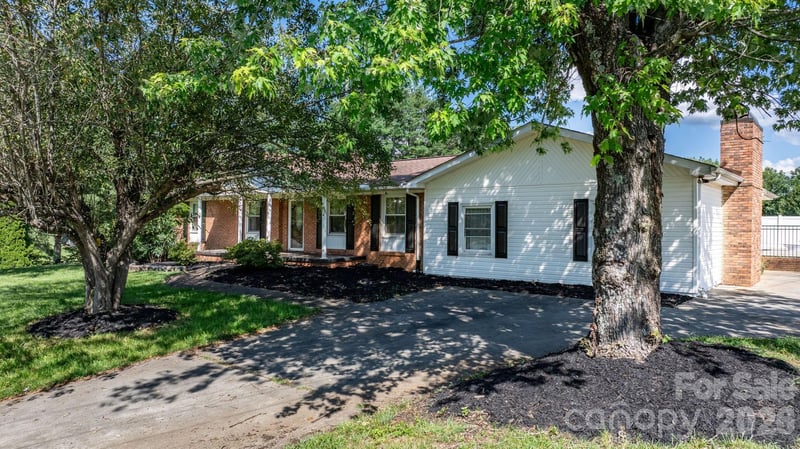2596 Sweetbriar Cir, Lenoir, NC 28645