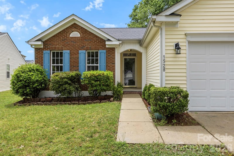 1528 Oakdale Green Dr, Charlotte, NC 28216