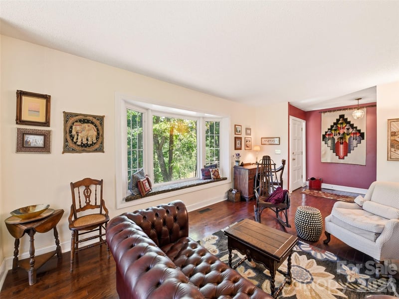 5 Sunny Ridge Dr, Asheville, NC 28804