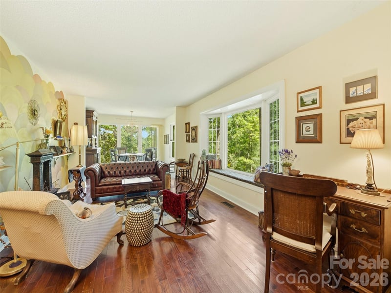 5 Sunny Ridge Dr, Asheville, NC 28804