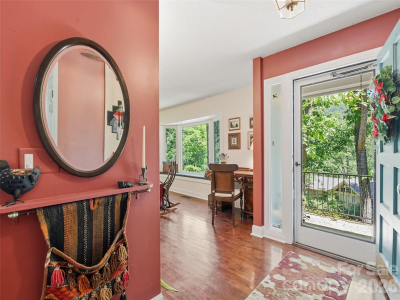 5 Sunny Ridge Dr, Asheville, NC 28804