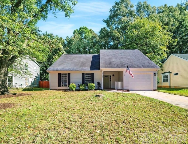 8327 Houndstooth Dr, Charlotte, NC 28227