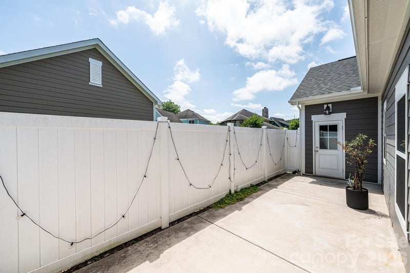 1809 Edgewater Dr, Conover, NC 28613