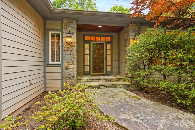 132 Berry Creek Dr, Flat Rock, NC 28731