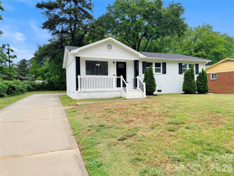9209 Edgevale Dr, Charlotte, NC 28216