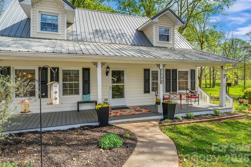 1548 Castell Ln, Hickory, NC 28601
