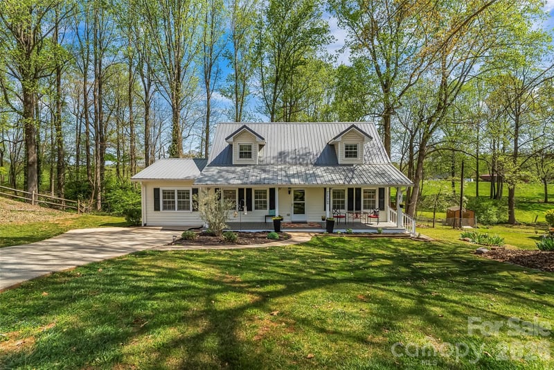 1548 Castell Ln, Hickory, NC 28601