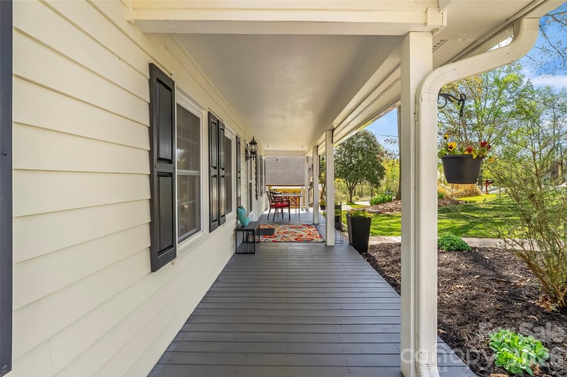 1548 Castell Ln, Hickory, NC 28601