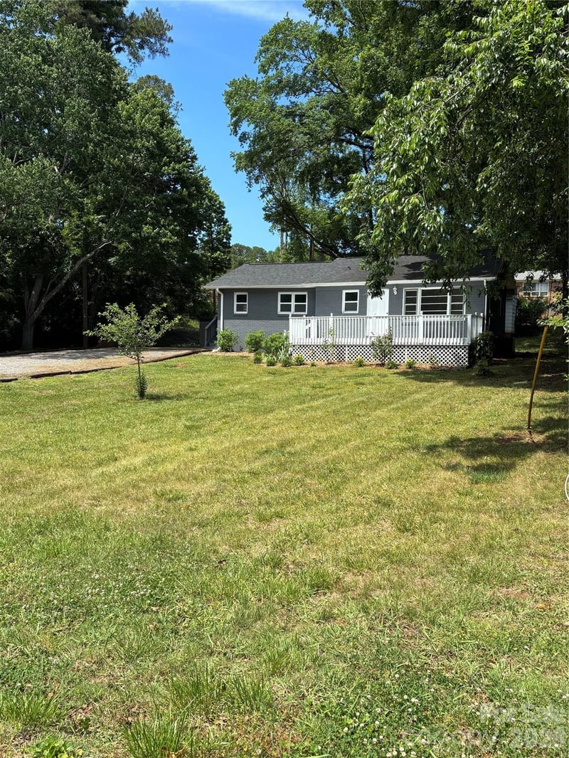 305 Forestway Dr, Mount Holly, NC 28120