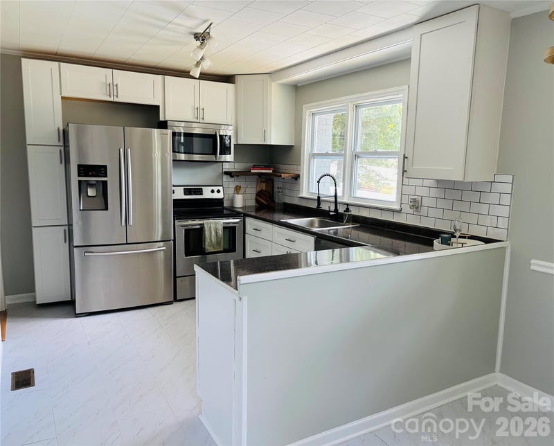 305 Forestway Dr, Mount Holly, NC 28120