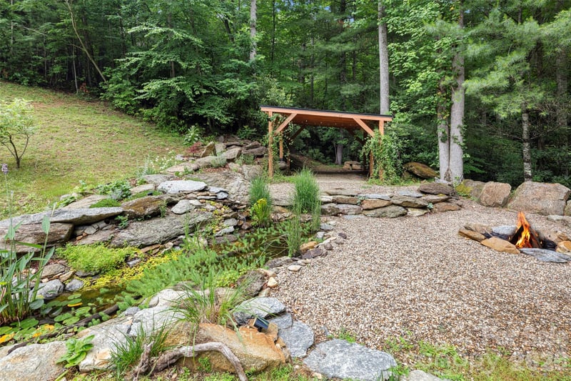 2000 Davis Mountain Rd, Hendersonville, NC 28739