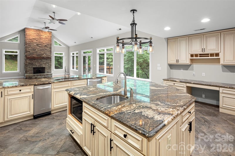 2000 Davis Mountain Rd, Hendersonville, NC 28739