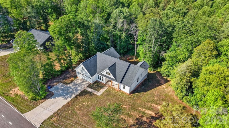1182 Cape Hickory Rd, Hickory, NC 28601
