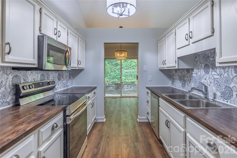 103 Hillside Dr, Swannanoa, NC 28778