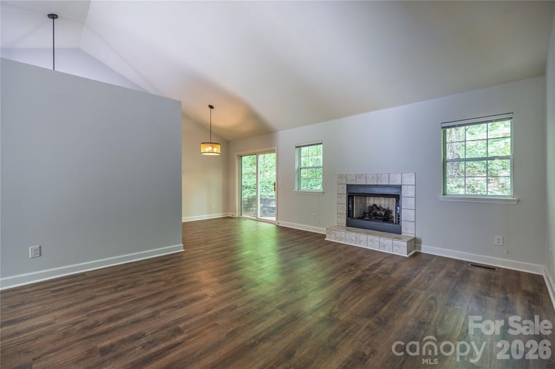 103 Hillside Dr, Swannanoa, NC 28778