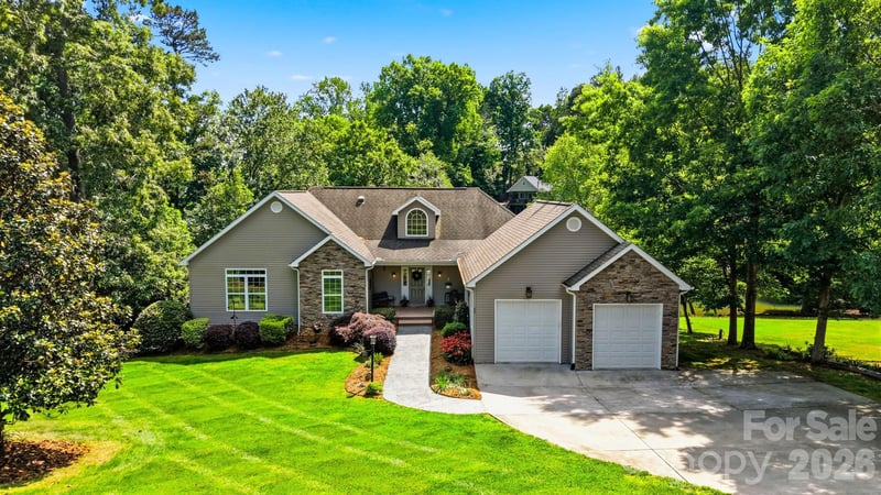 65 King Arthurs Ct, Hickory, NC 28601