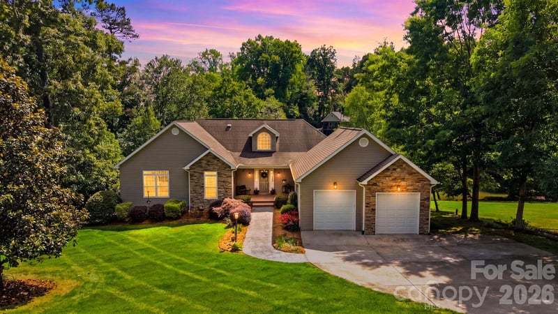 65 King Arthurs Ct, Hickory, NC 28601