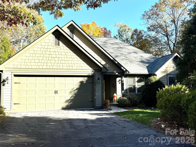 894 Dunroy Dr, Hendersonville, NC 28739