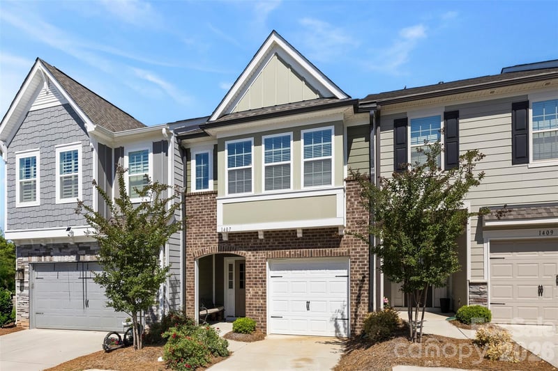 1407 Crest Creek Ct, Clover, SC 29710