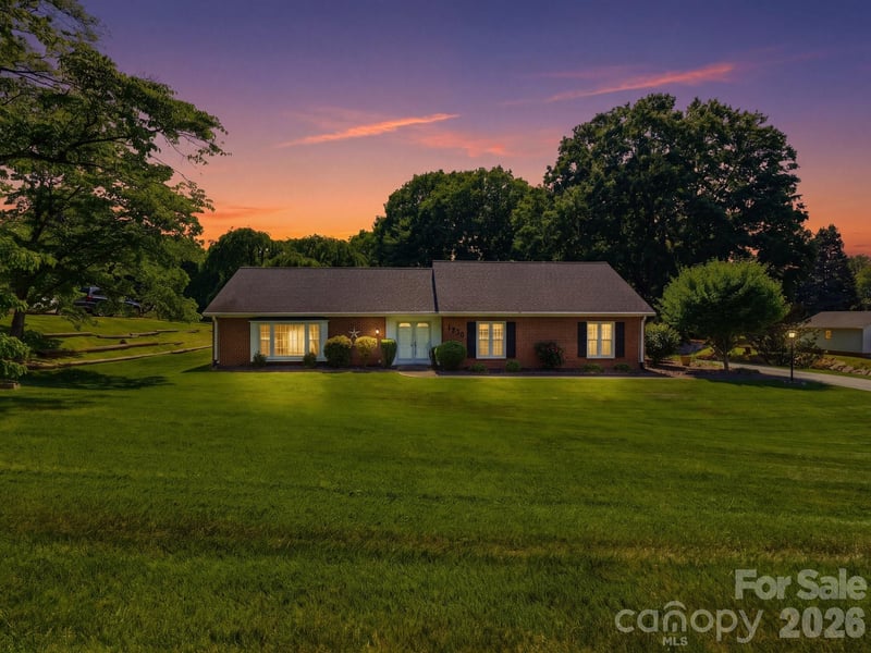 1020 Longreen Dr, Kernersville, NC 27284