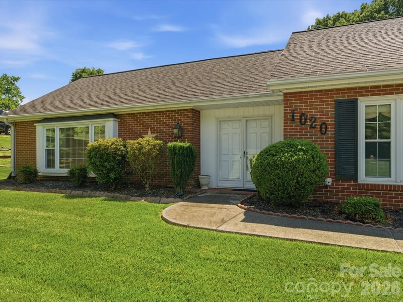 1020 Longreen Dr, Kernersville, NC 27284