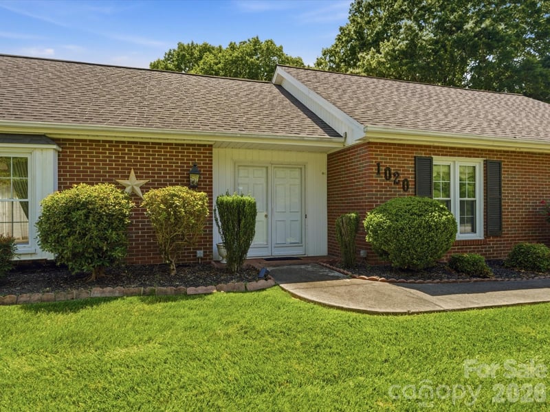1020 Longreen Dr, Kernersville, NC 27284
