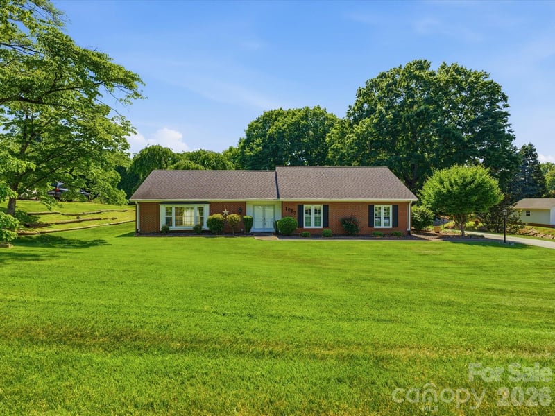 1020 Longreen Dr, Kernersville, NC 27284