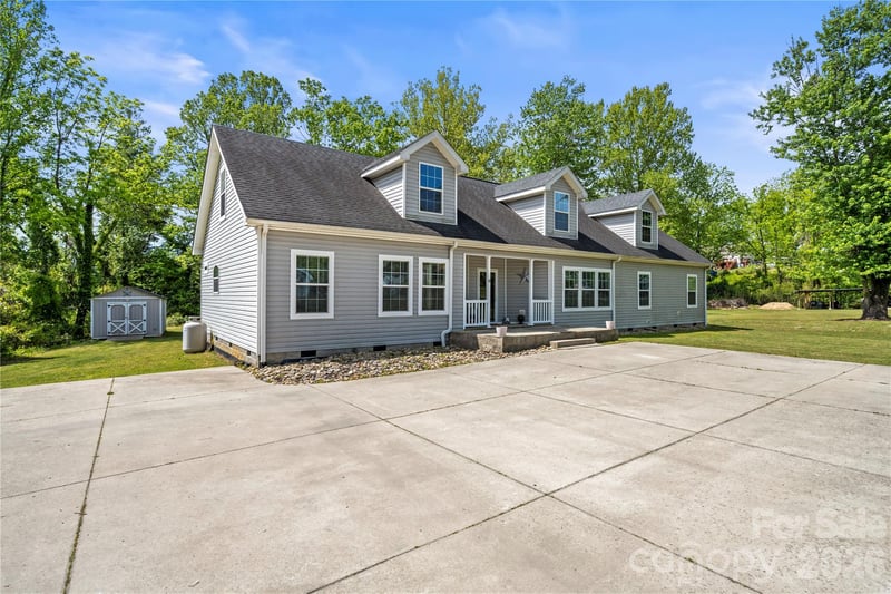 111 Robin St, Hendersonville, NC 28739