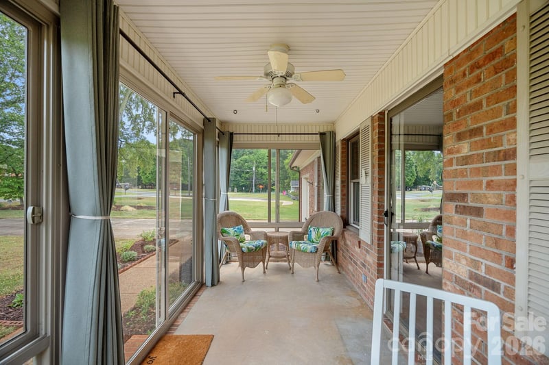 6131 Kinghurst Dr, Charlotte, NC 28216