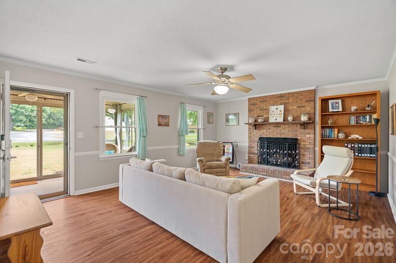 6131 Kinghurst Dr, Charlotte, NC 28216