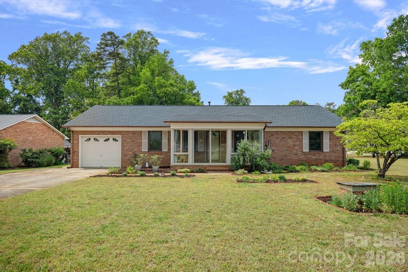 6131 Kinghurst Dr, Charlotte, NC 28216