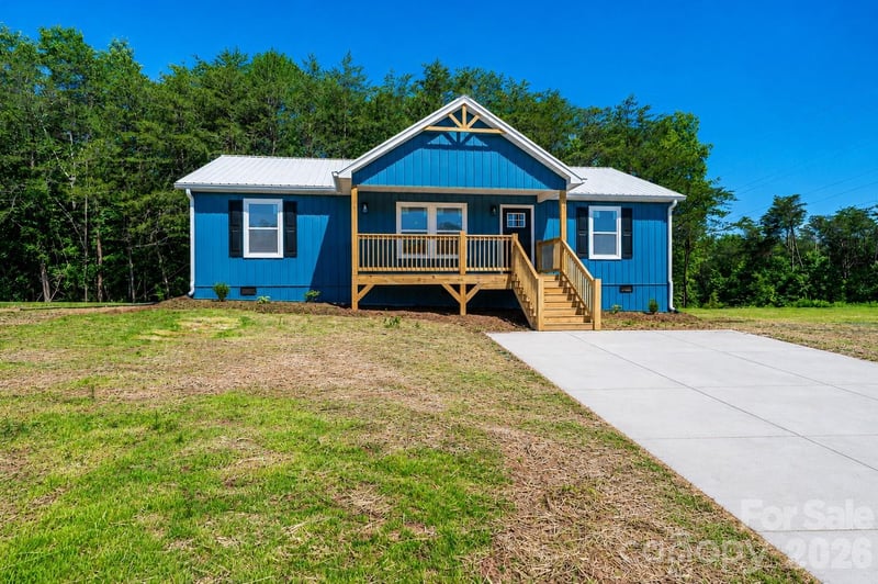 2020 Bailey Dr, Hickory, NC 28601