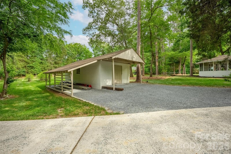 1800 Chestnut Ln, Matthews, NC 28104
