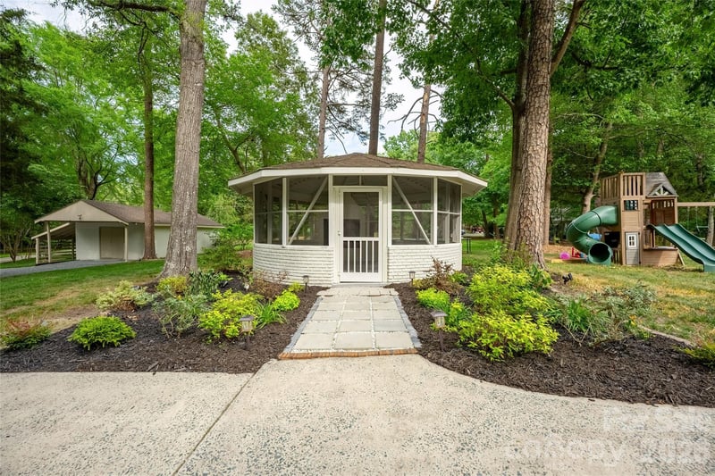 1800 Chestnut Ln, Matthews, NC 28104